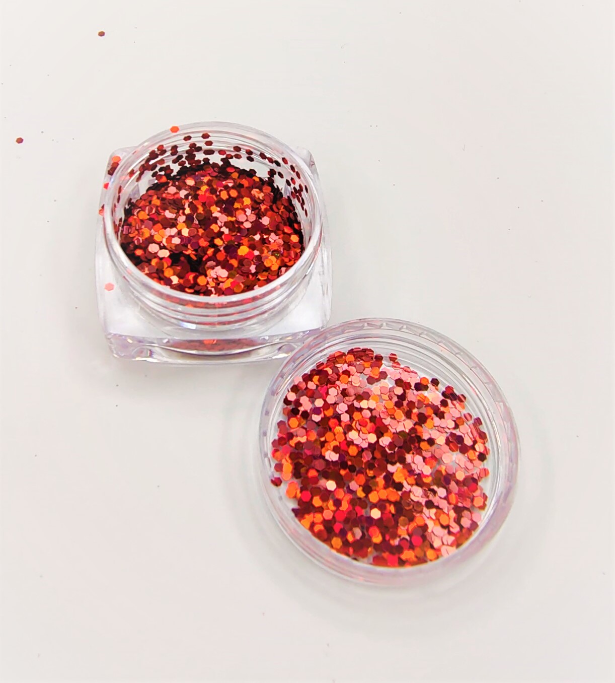 Pote transparente com glitter colorido aberto em fundo branco