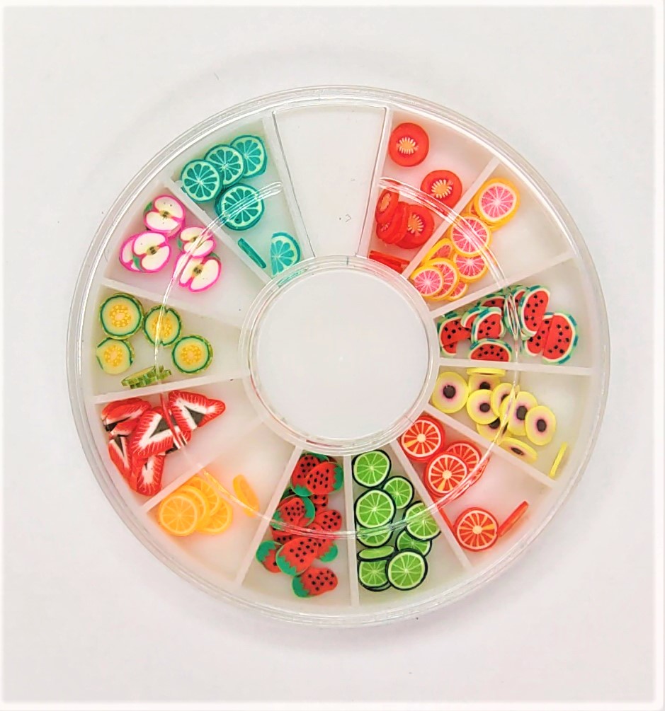 Caixa de plástico redonda com decorações coloridas de frutas em pequenos compartimentos