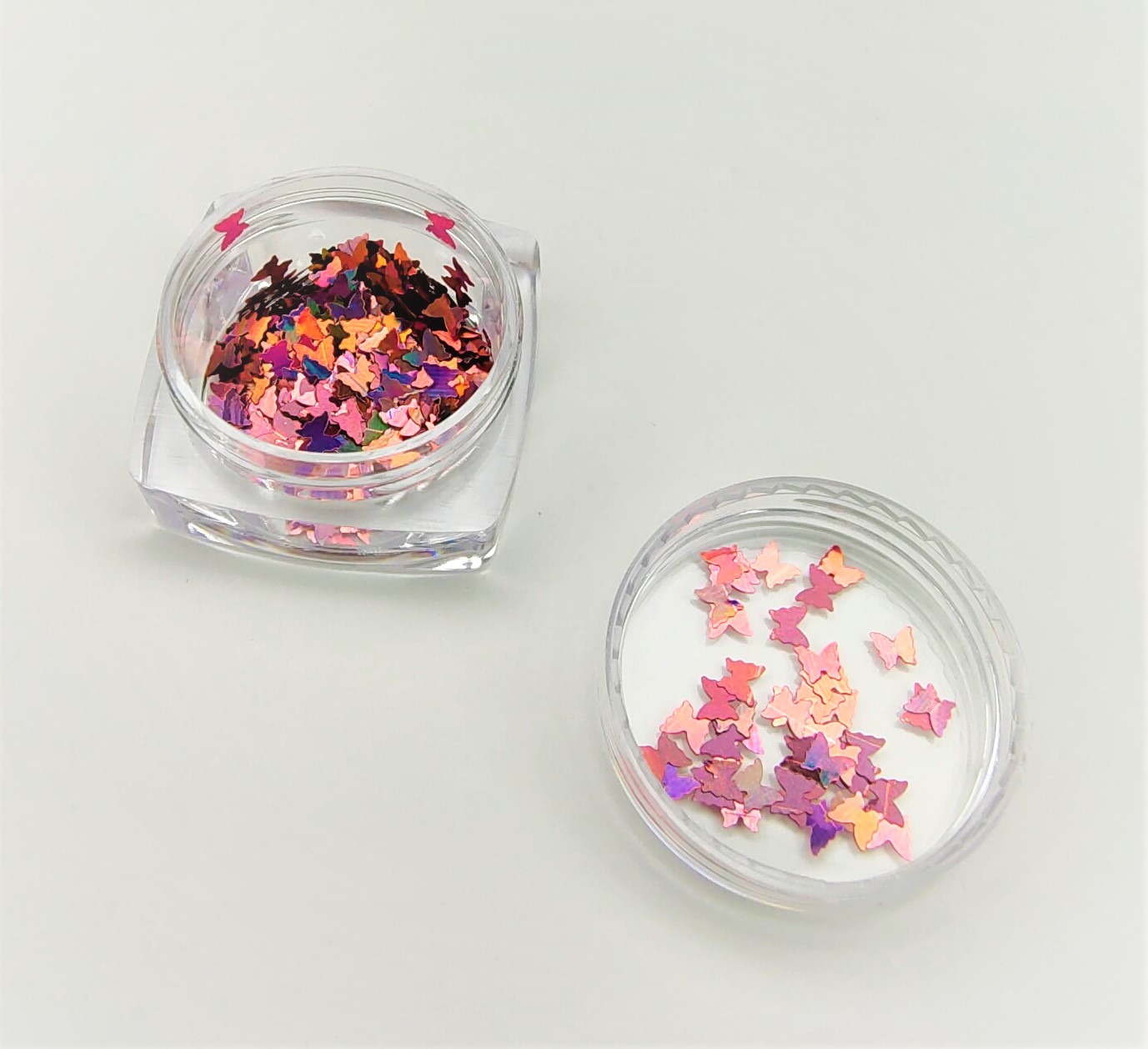 Frascos com pequenas estrelas coloridas em plástico recortado