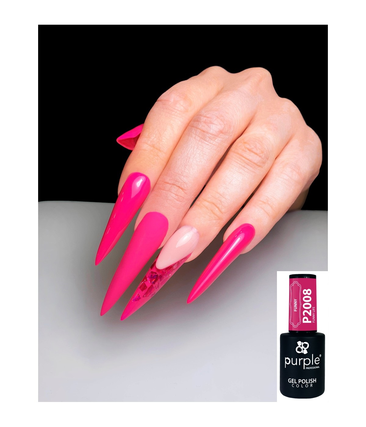 Unhas compridas com verniz gel rosa fúcsia e detalhes translúcidos, ao lado de um frasco de verniz gel 'purple' P2008