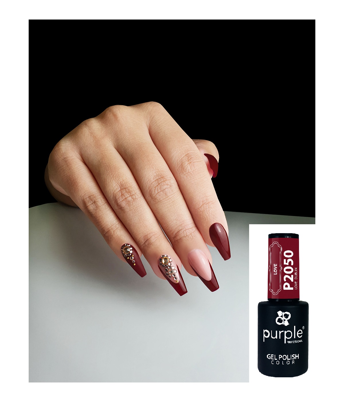 Mão com unhas compridas bordô decoradas com strass e frasco de verniz gel Purple P2050