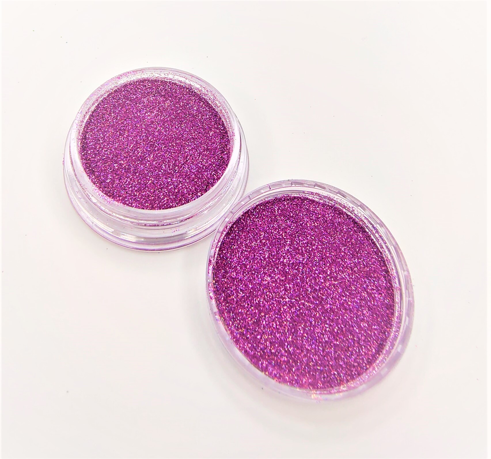 Glitter roxo em recipientes plásticos redondos transparentes