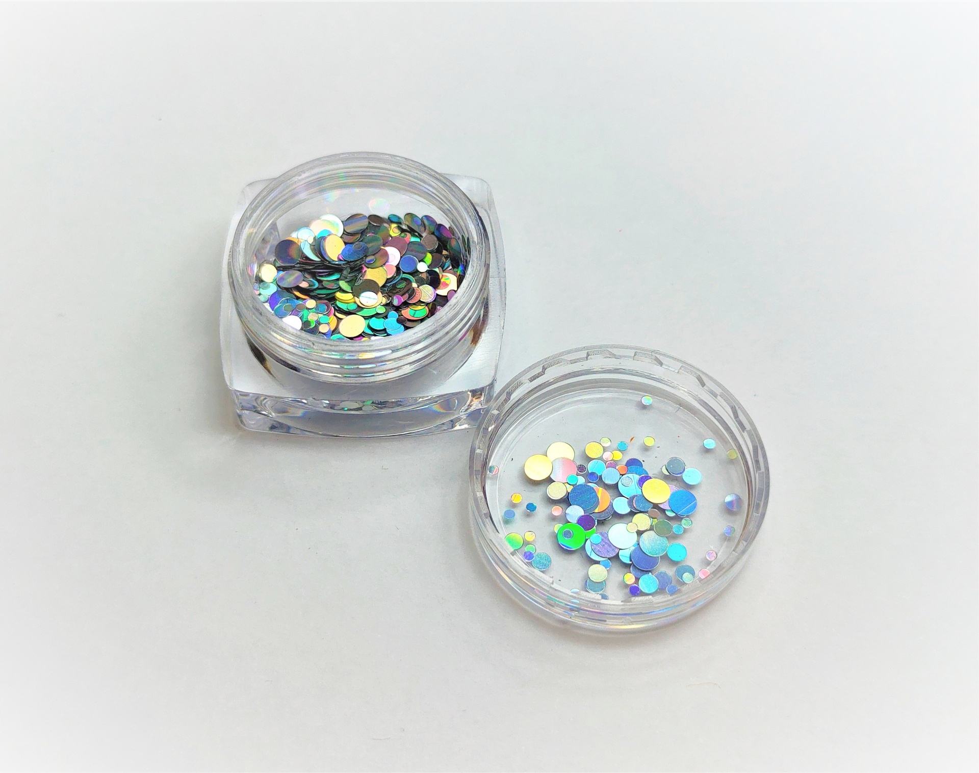 Frasco pequeno com lantejoulas coloridas variadas