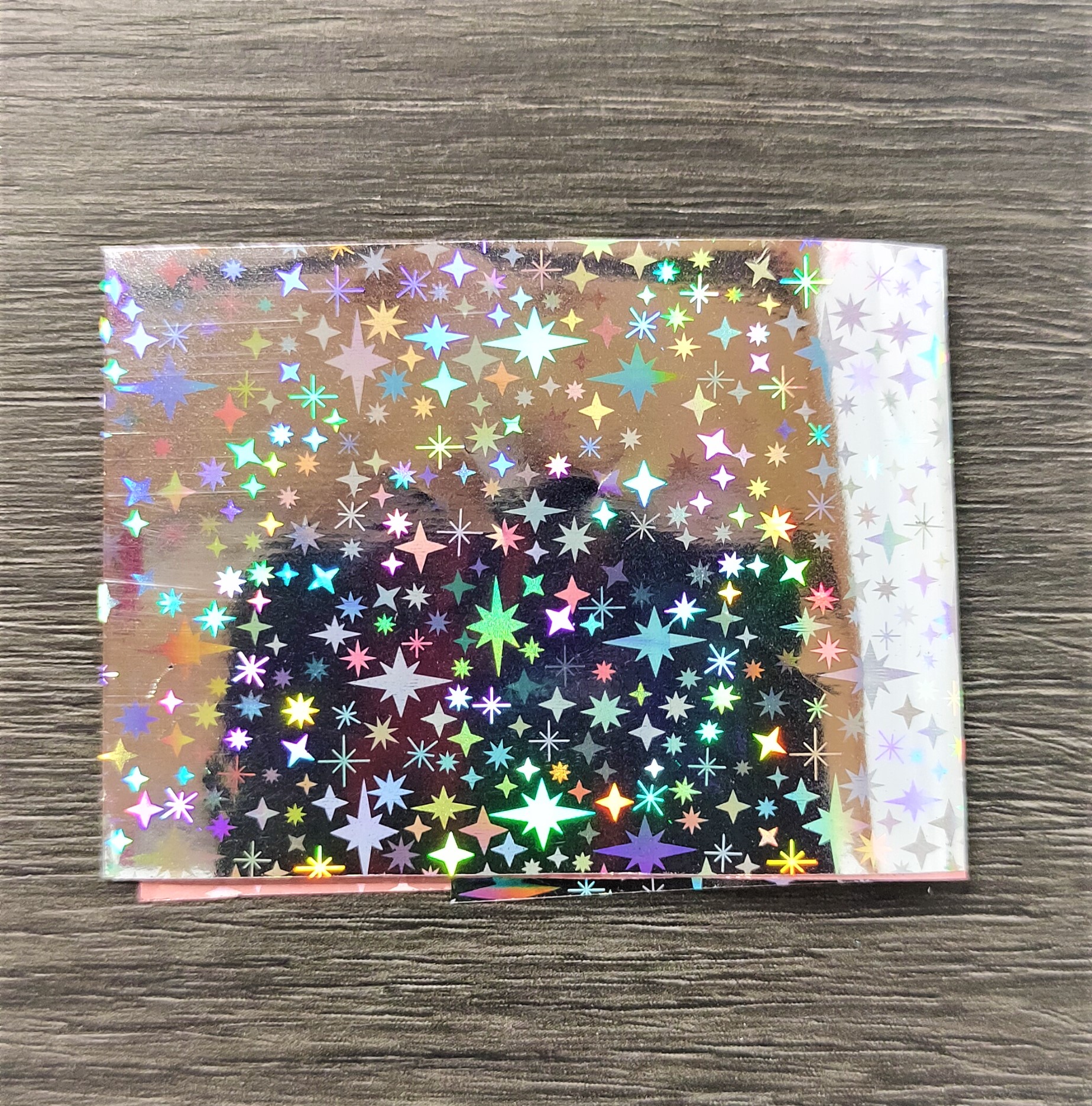 Folha plástica transparente com estrelas holográficas coloridas