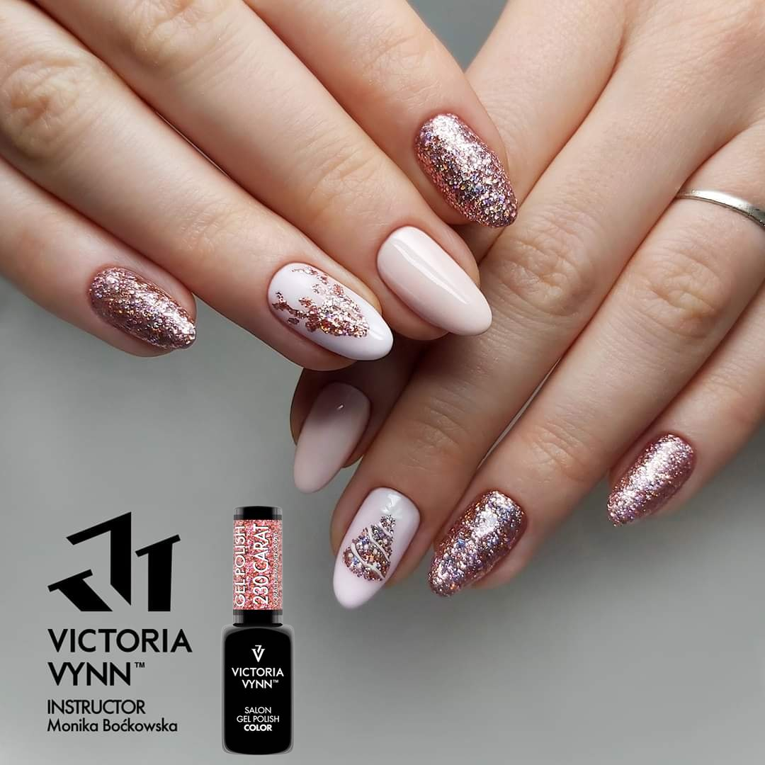 Unhas pintadas com verniz gel rosa, branco e glitter dourado com pedras decorativas e frascos de verniz gel Victoria Vynn
