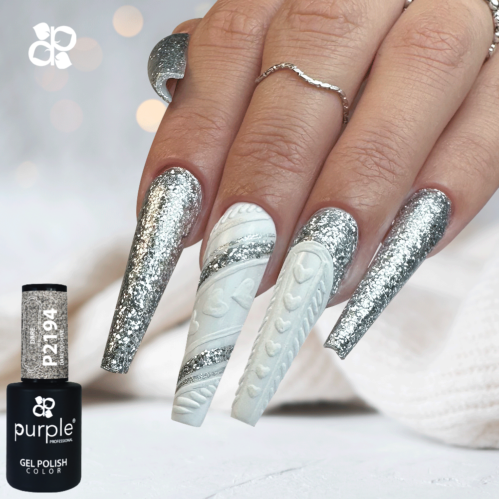 Unhas longas prateadas e brancas texturizadas com anéis prateados