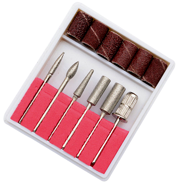 Conjunto de acessórios de manicure com pontas metálicas e lixas castanhas numa caixa branca