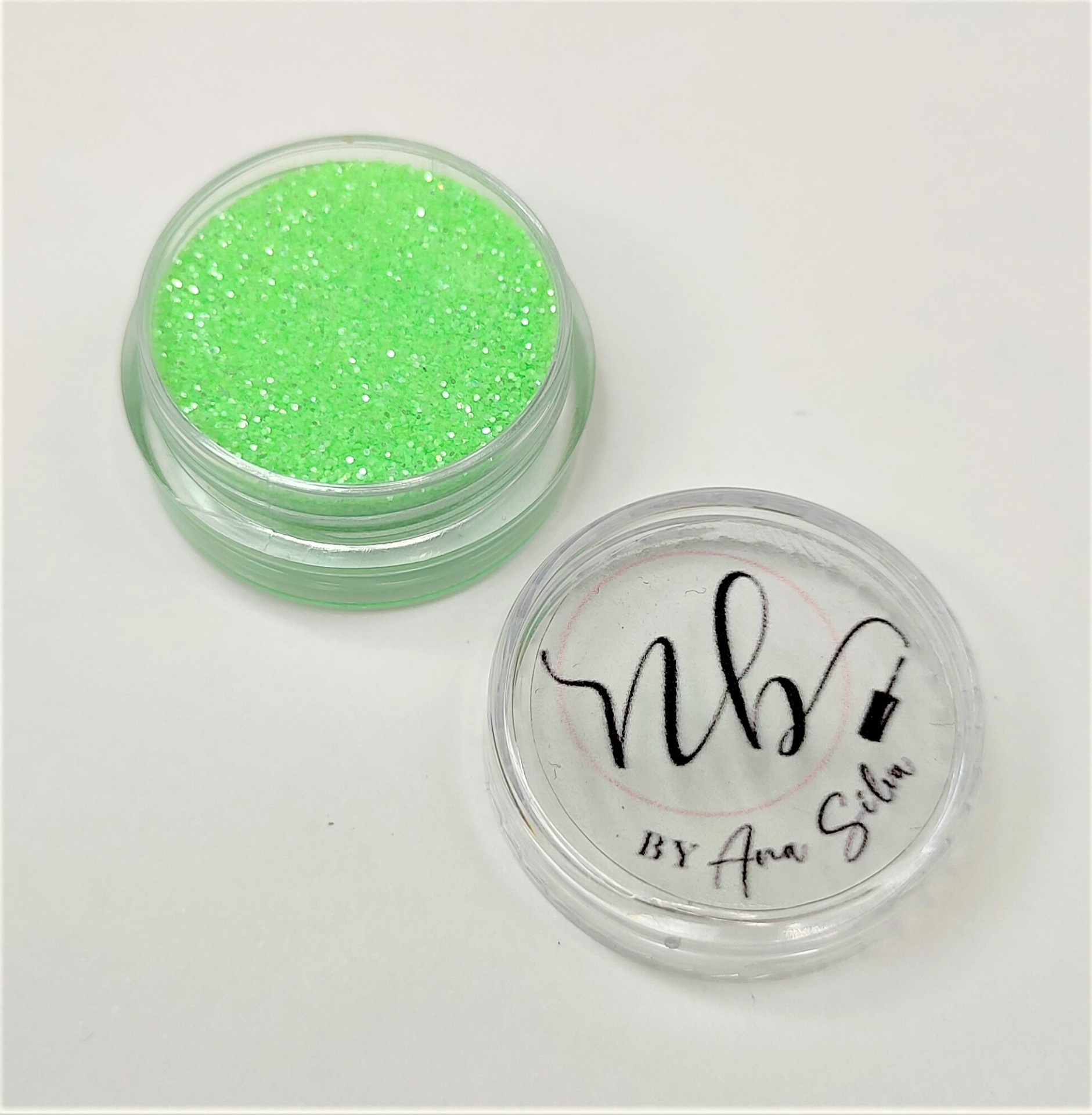 Pote de glitter verde fluorescente com tampa transparente e texto NB BY Ana Silva