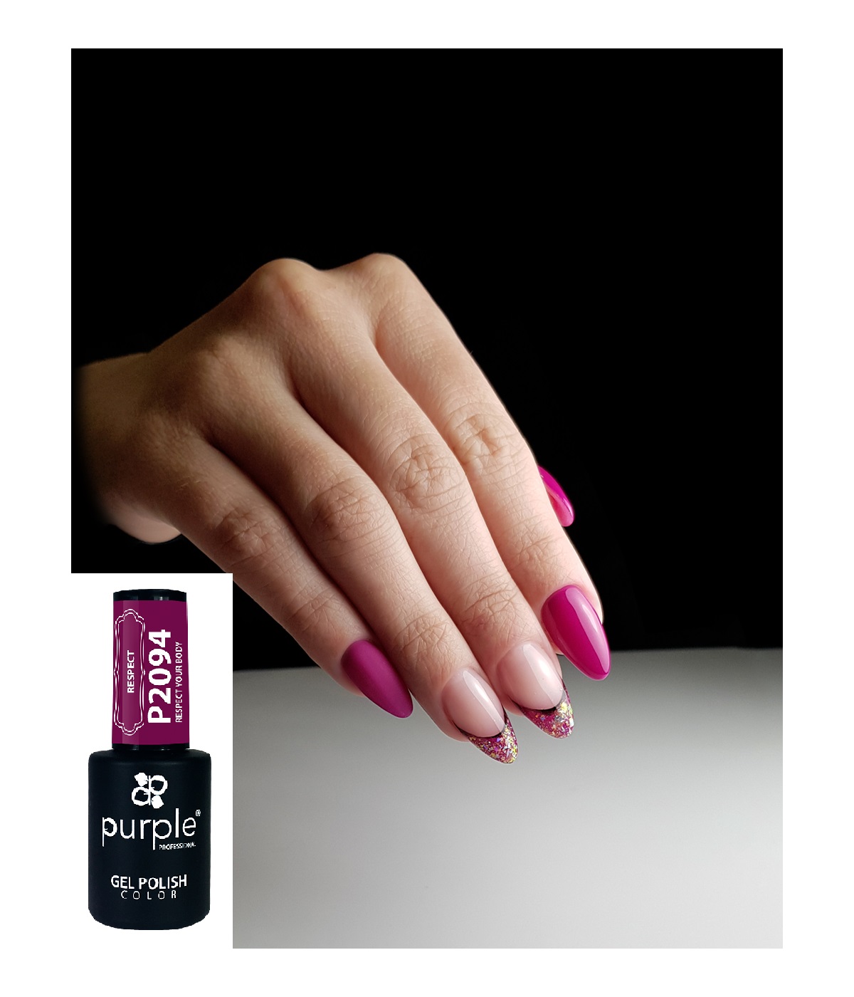 Mãos com unhas pintadas em rosa fúcsia e detalhes dourados ao lado de frasco de verniz gel