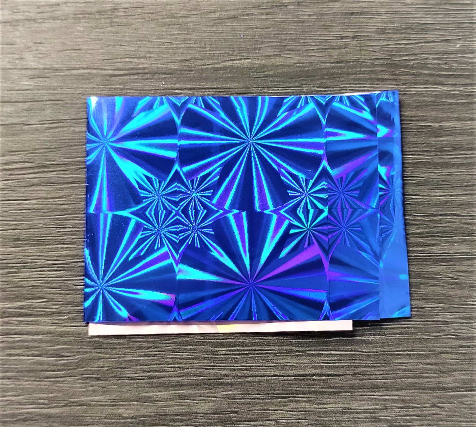 Folha azul metálica decorativa com padrão em relevo