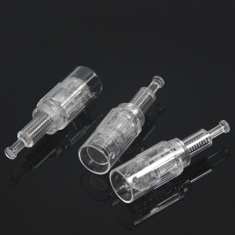 Três cápsulas transparentes com molas interiores sobre fundo preto