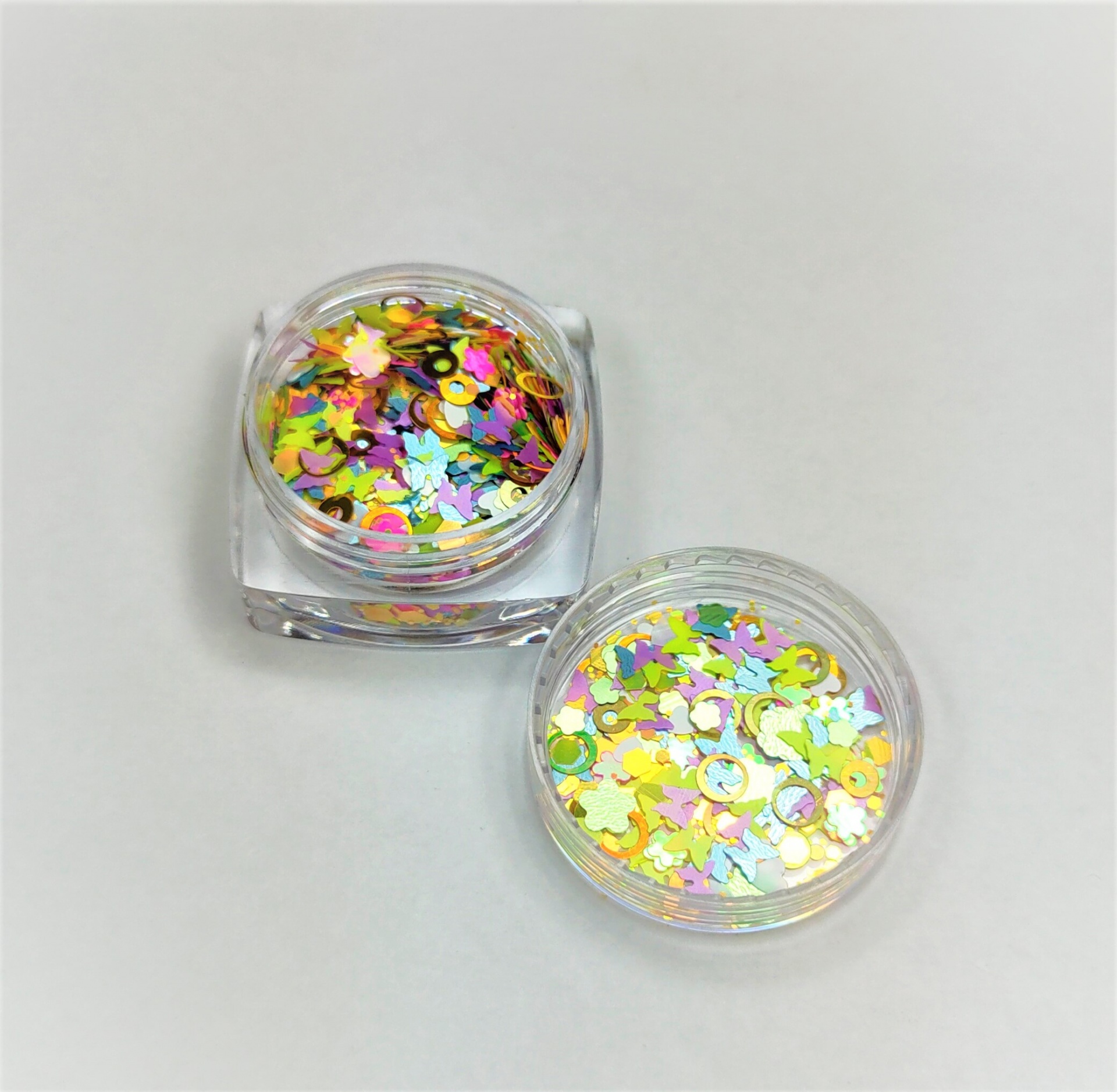 Recipientes pequenos com elementos decorativos multicoloridos