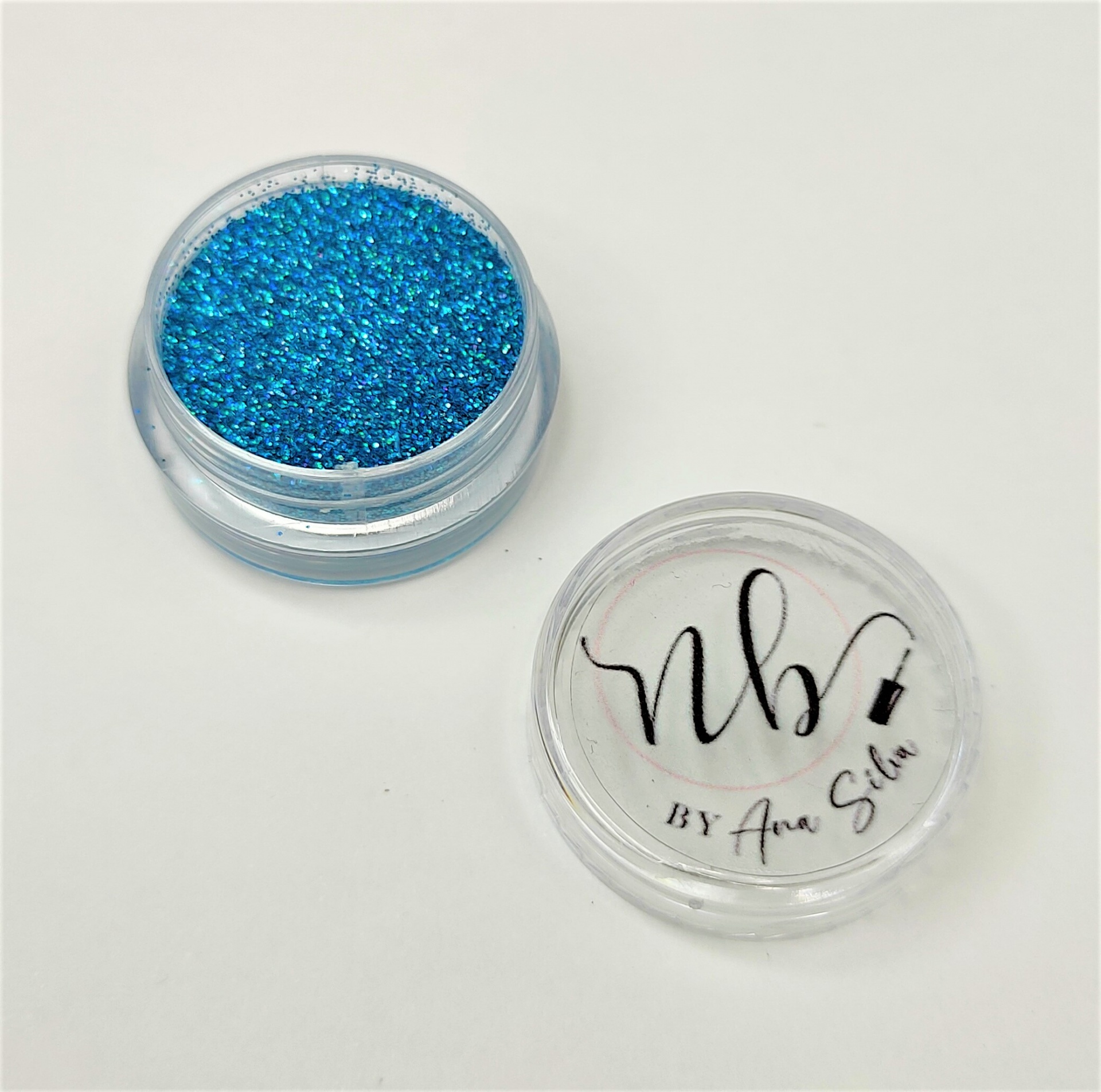 Recipiente com glitter azul brilhante e tampa transparente com logo preto
