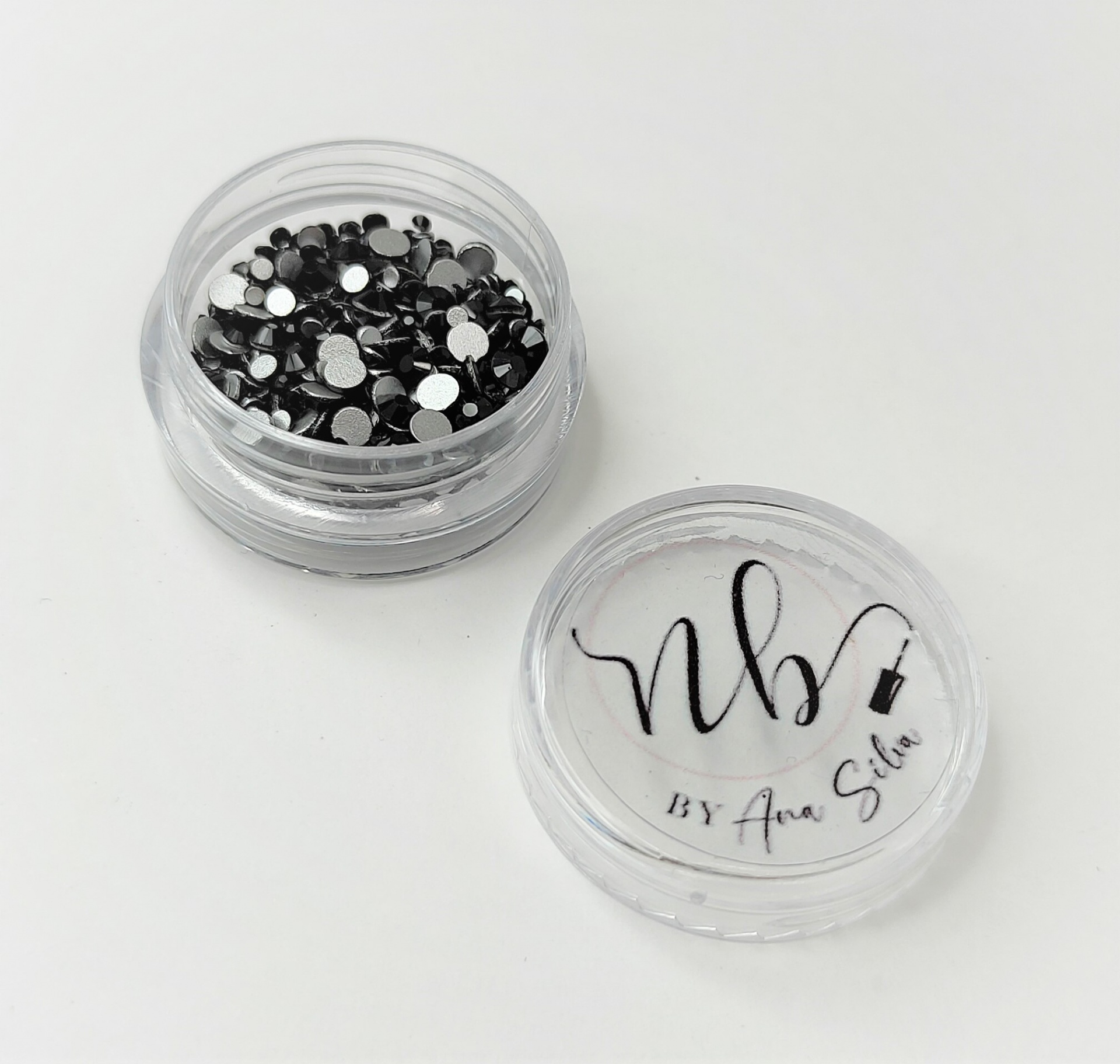 Recipientes transparentes com strass pretos e tampa assinada