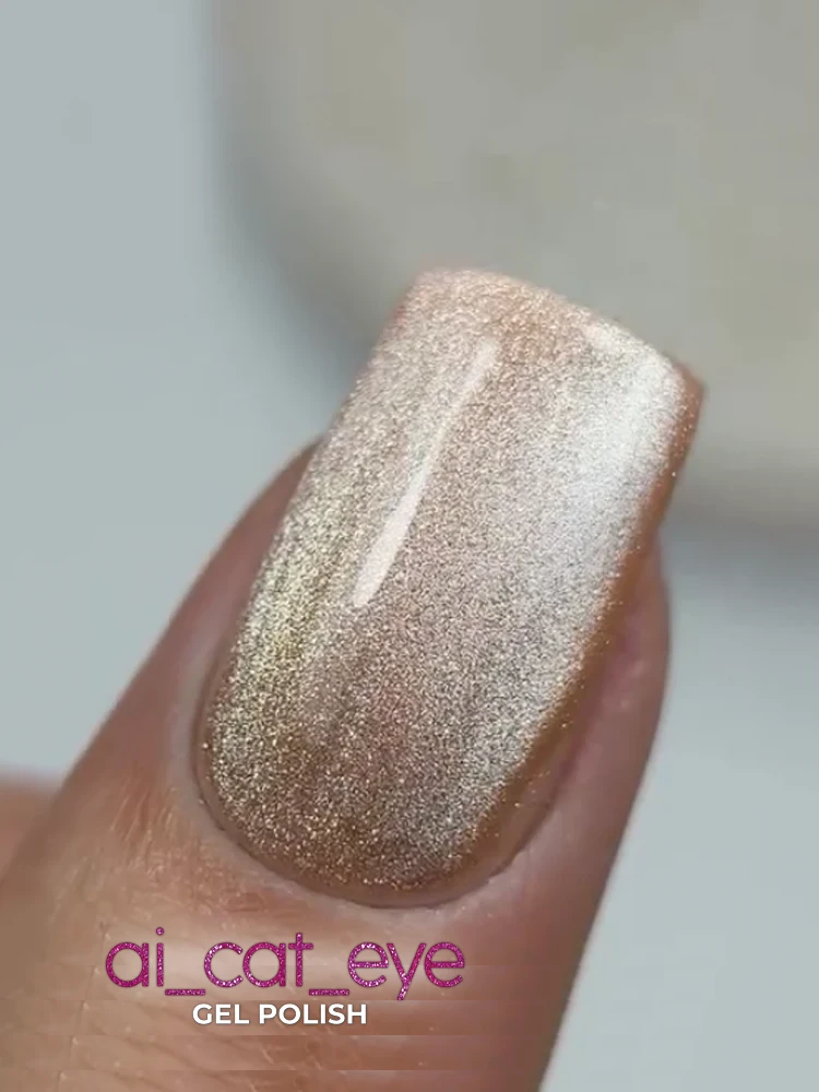 Unha pintada com verniz gel champagne metálico e texto ai_cat_eye GEL POLISH
