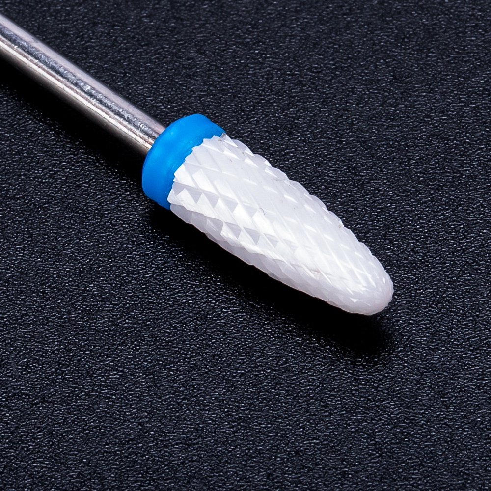 Broca de corte com ponta cilíndrica branca e anel azul num fundo preto.