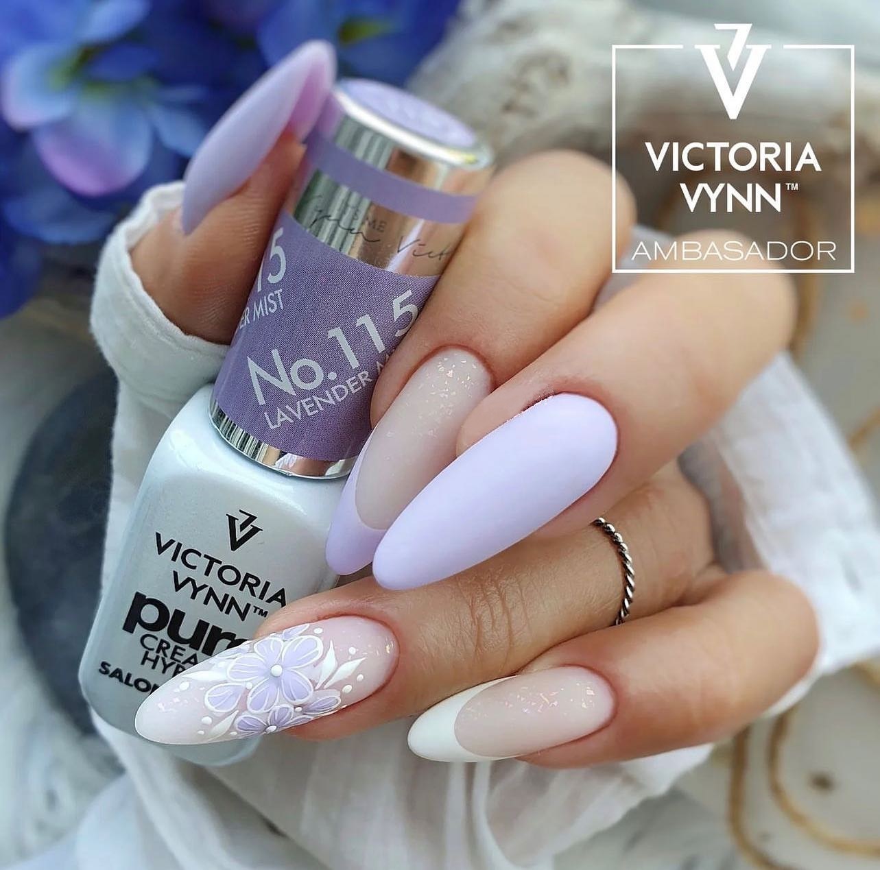 Unhas decoradas com verniz Victoria Vynn No. 115 Lavender e padrão florido na unha do anelar