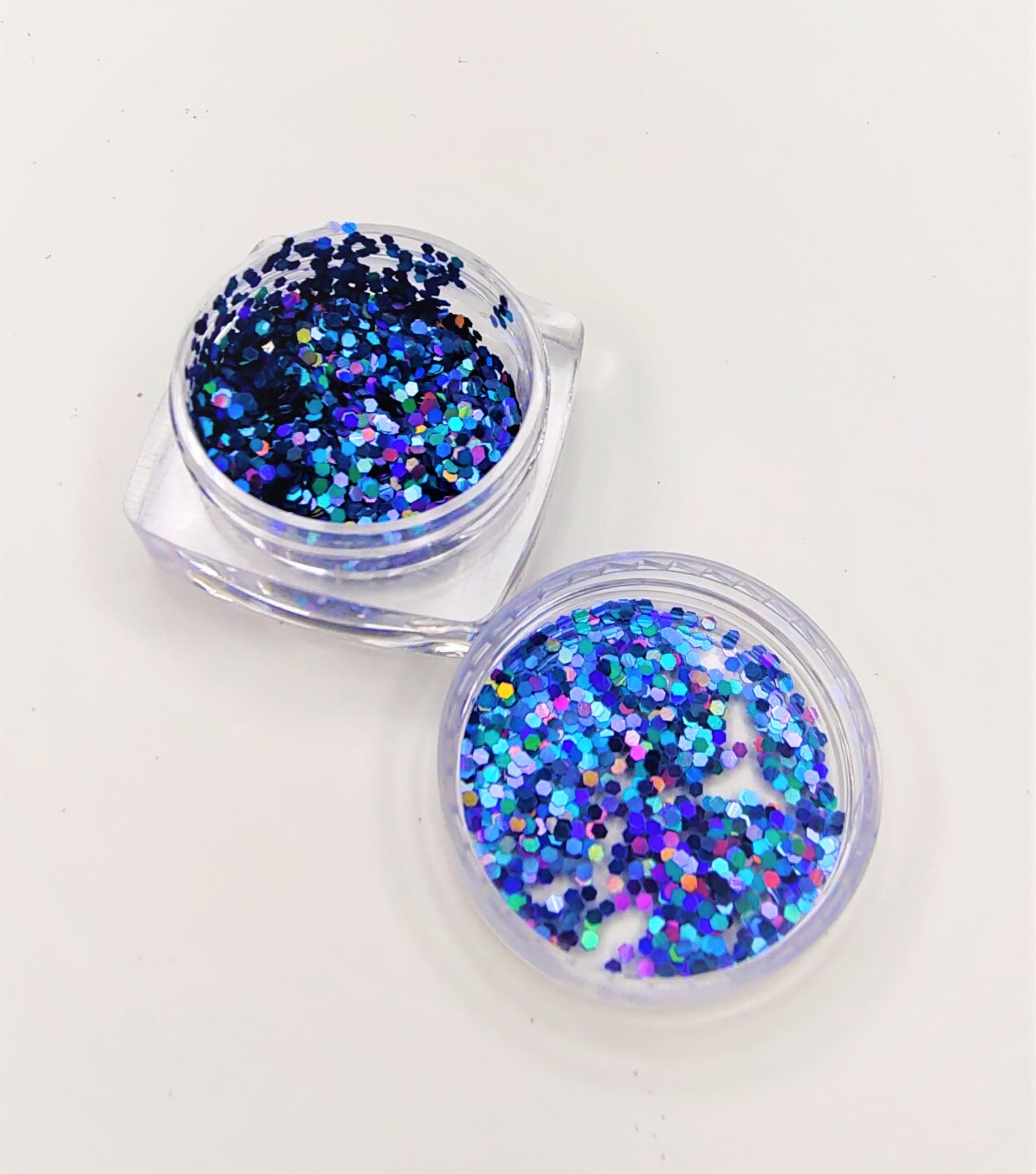 Recipientes transparentes com glitter azul, roxo e prateado