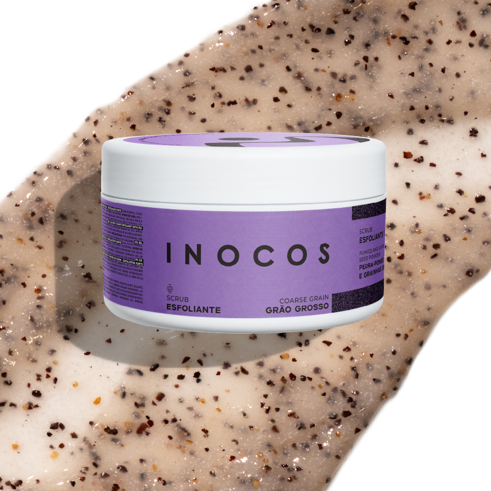 Frasco de scrub esfoliante INOCOS roxo e branco com textura creme esfoliante com grãos