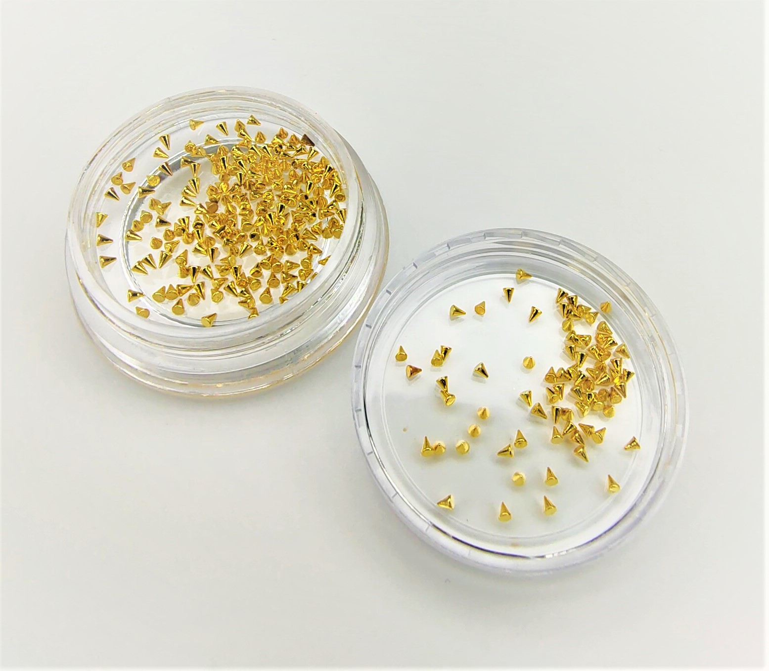 Caixas transparentes com pequenos picos dourados decorativos