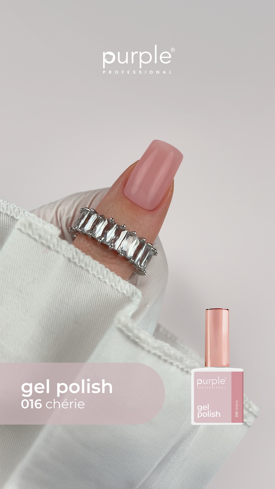 Frasco de verniz gel rosa claro 016 chérie Purple Professional e unha pintada da mesma cor com anel prateado
