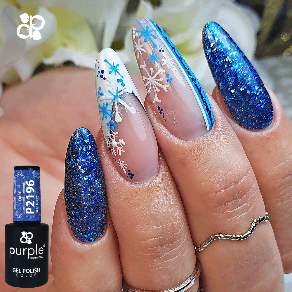 Unhas azuis glitter e decoradas com flocos de neve