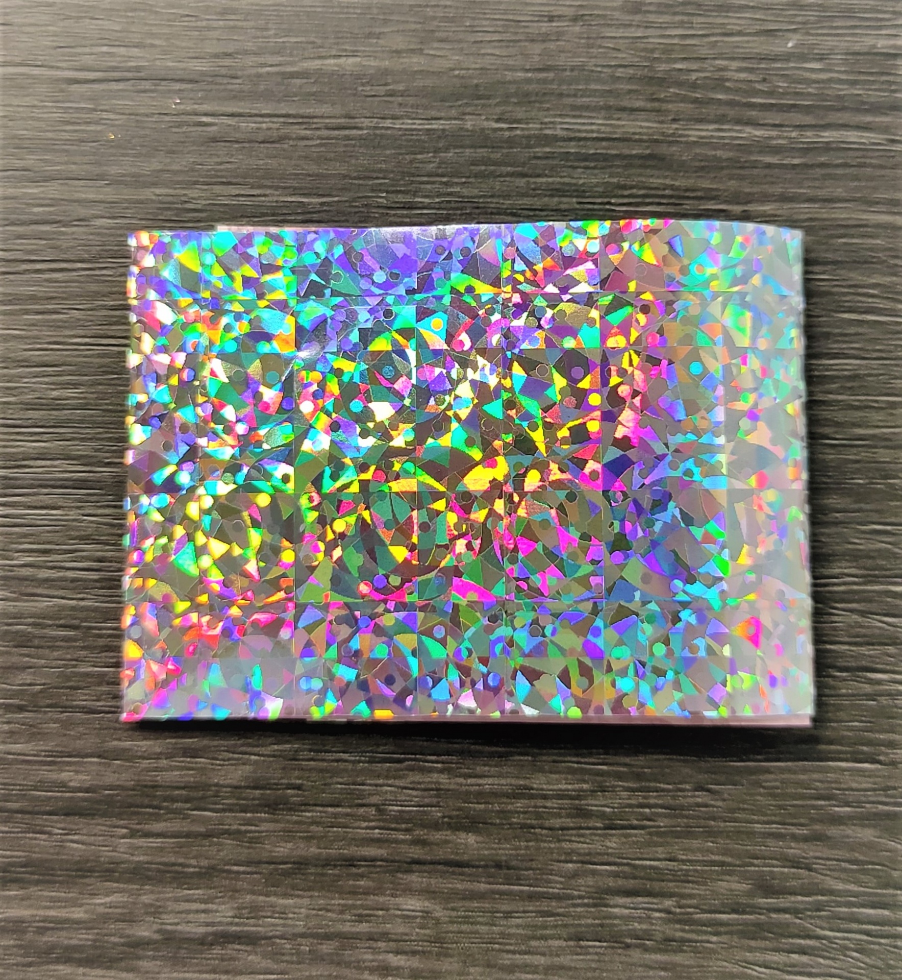 Embalagem holográfica brilhante em madeira cinzenta