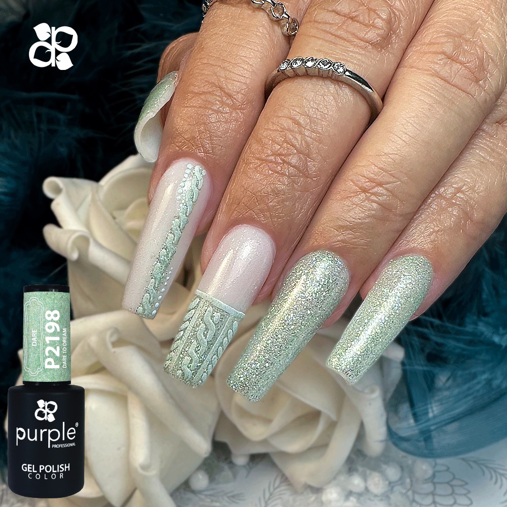 Unhas decoradas com gel polish verde menta e branco perolado, textura cintilante e padrão trançado