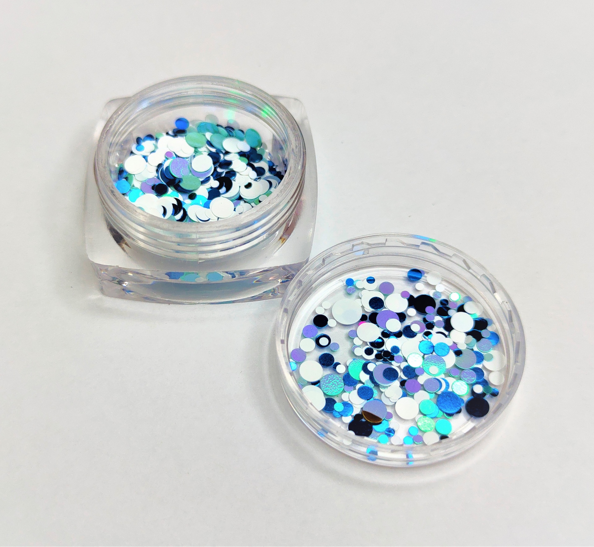 Frascos transparentes com confetes redondos coloridos