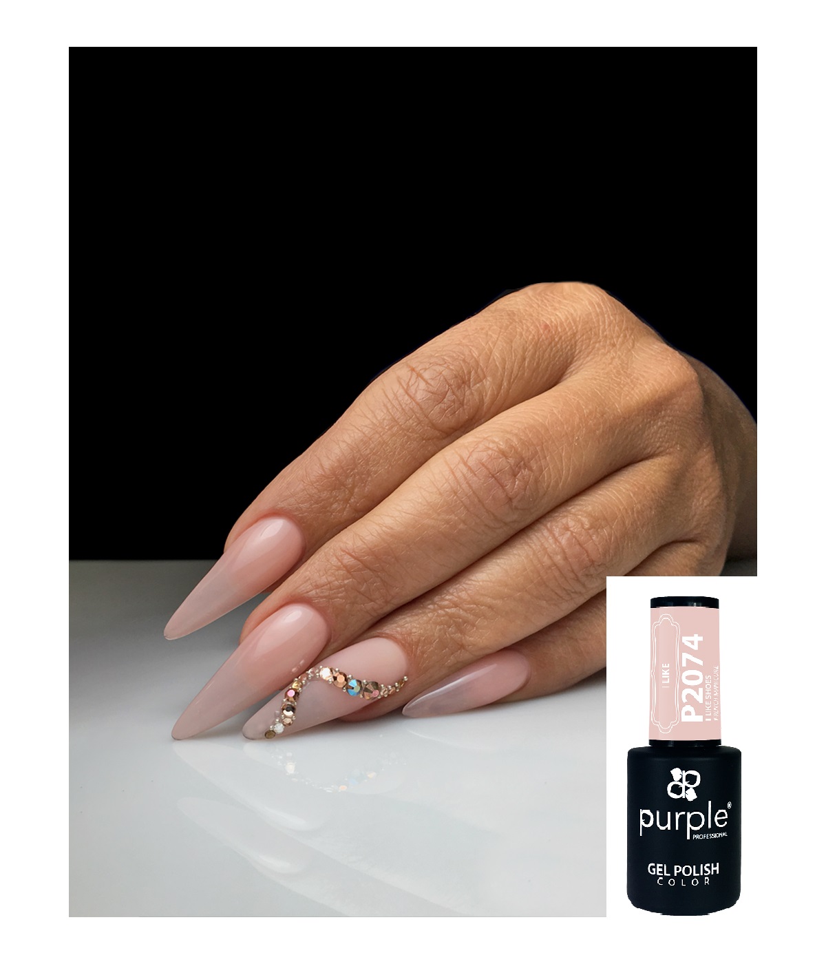 Mão com unhas em gel rosa nude mate e pedras decorativas ao lado de frasco de verniz gel purple P2074