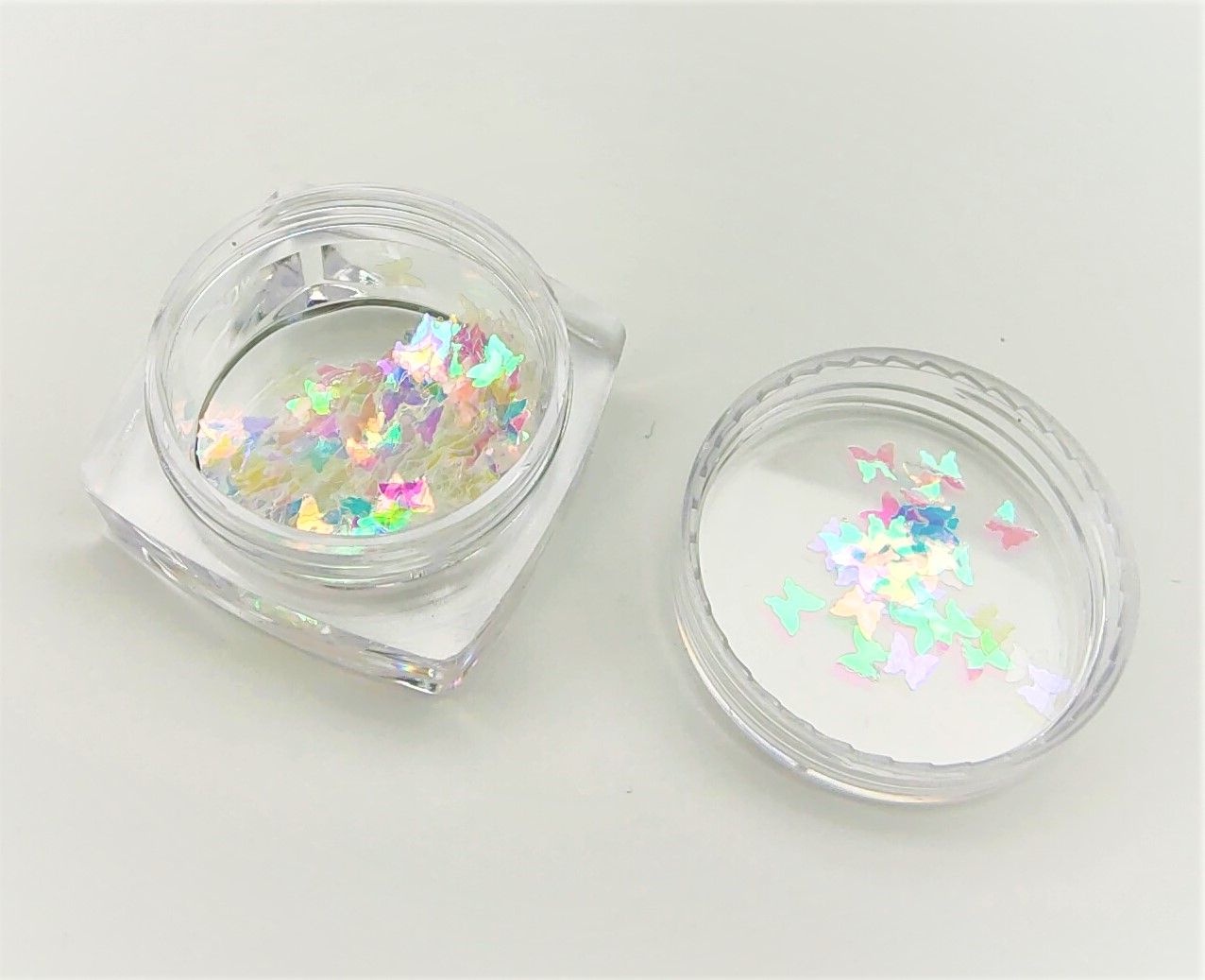 Pote transparente com flocos decorativos multicoloridos em forma de borboletas