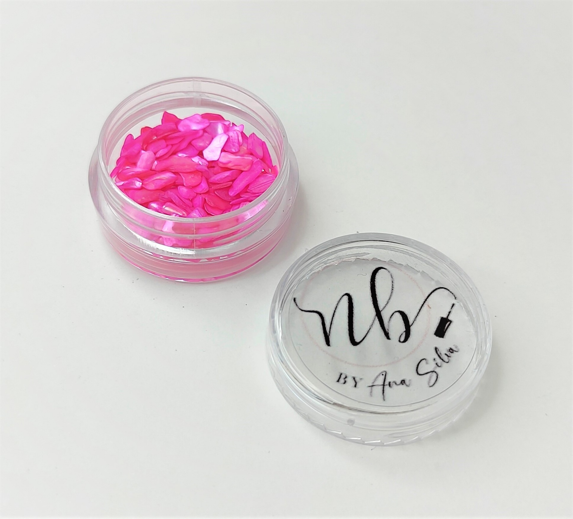 Frasco transparente com glitter rosa e tampa com texto Nbs BY Ana Silva