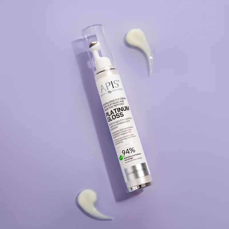Frasco de creme facial APIS Platinum Gloss sobre fundo lilás com porções de creme