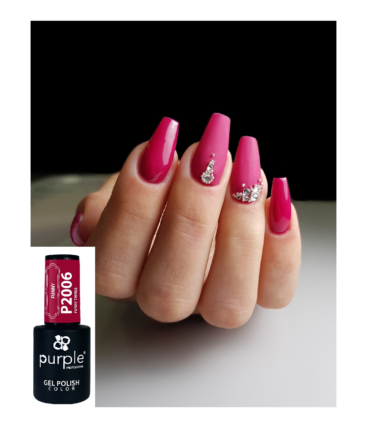 Unhas com verniz gel rosa fúcsia e strass prateados com frasco de verniz Purple P2006