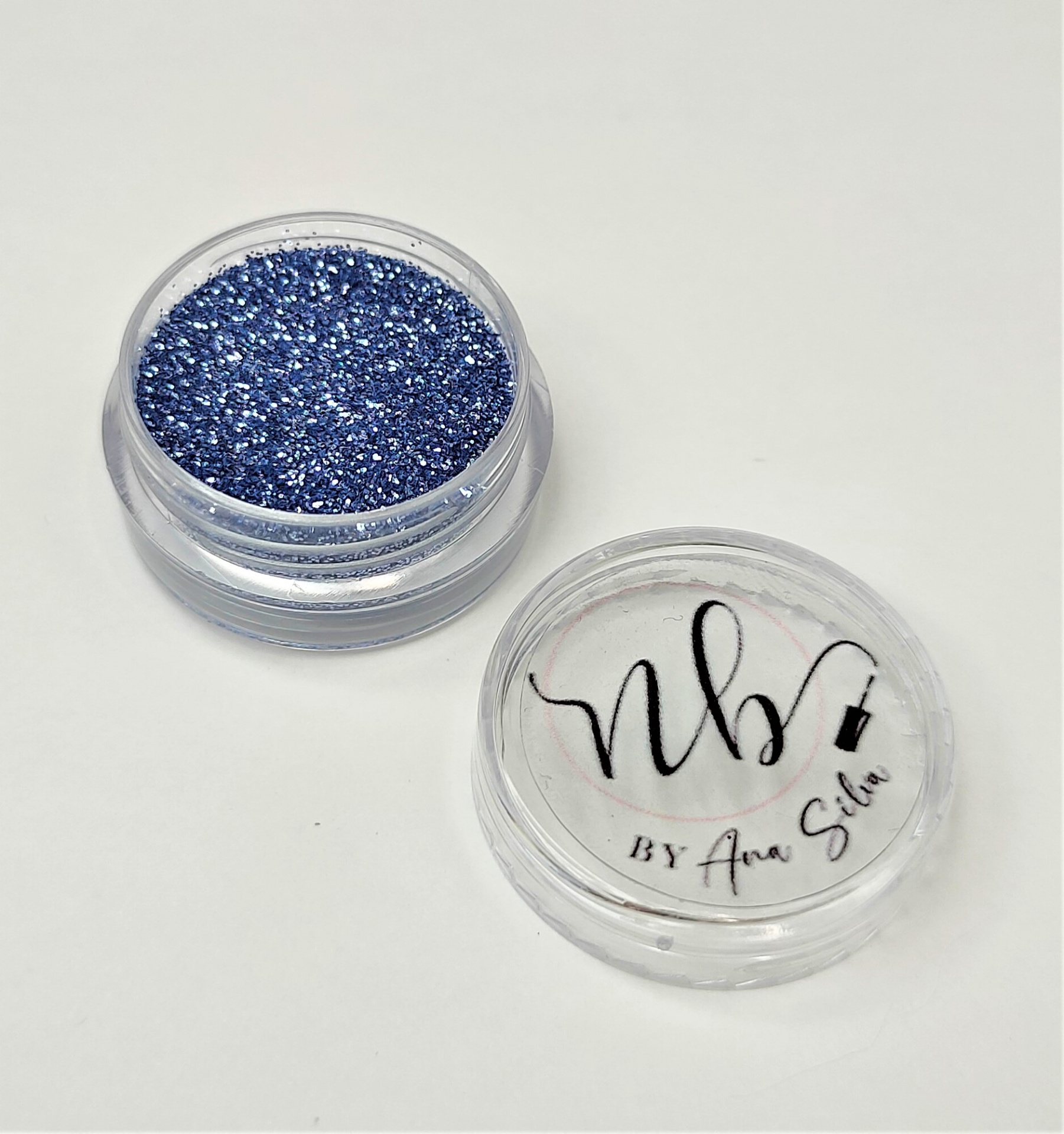 Pote transparente com glitter azul e tampa com texto nb BY Ana Silva