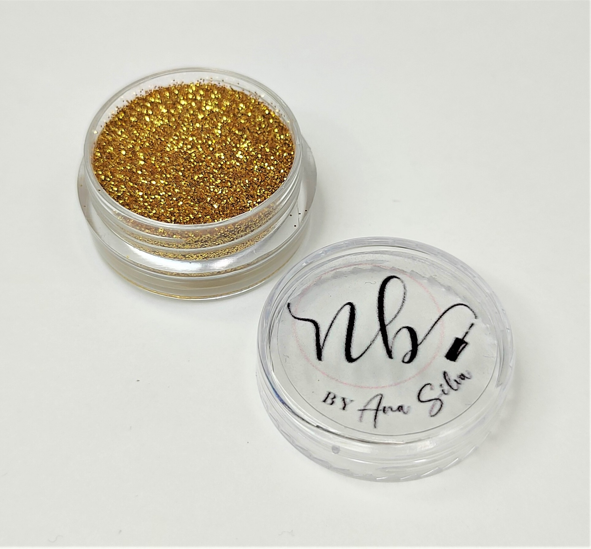 Pote transparente com glitter dourado e tampa com texto NbV BY Ana Silva