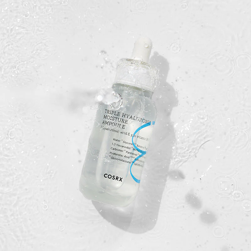 Frasco de ampolas transparente com conta-gotas branco sobre fundo branco com gotas de água