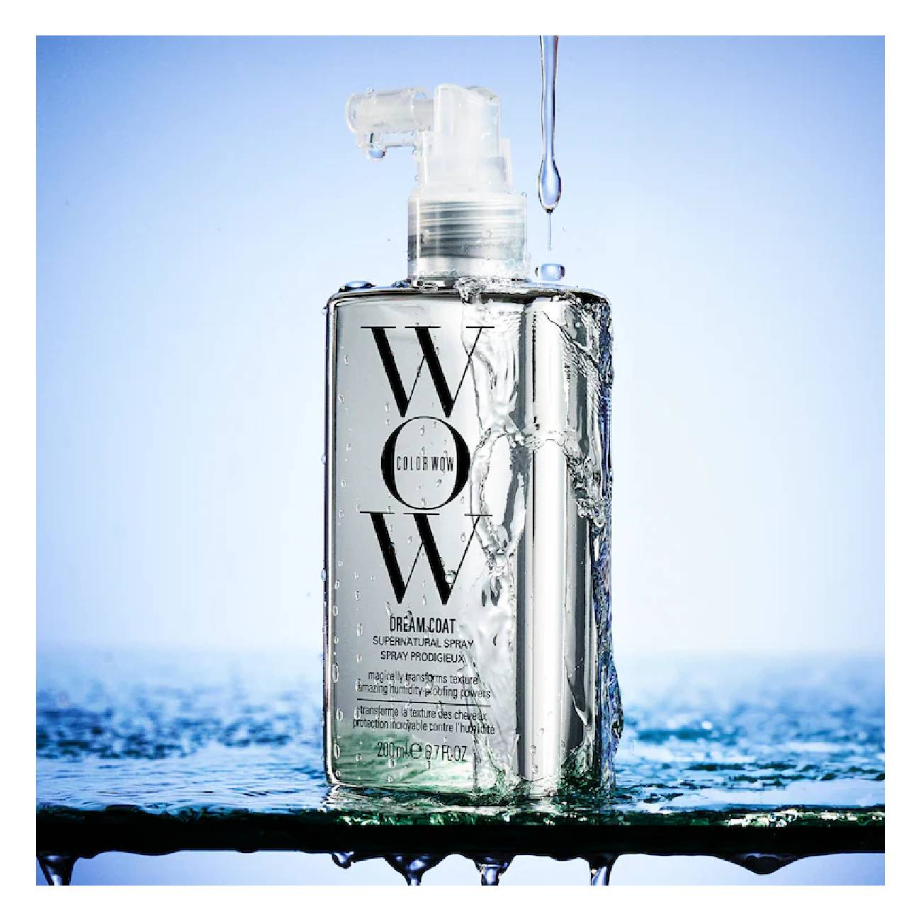 Frasco transparente de spray com tampa branca e texto preto sobre fundo azul com gotas de água