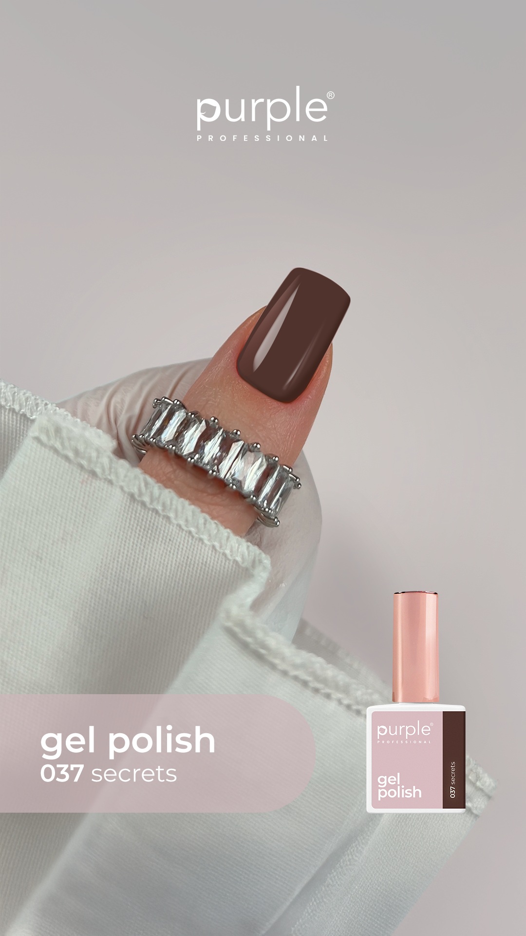 Unha com verniz gel castanho escuro e anel prateado, embalagem de gel polish purple 037 secrets