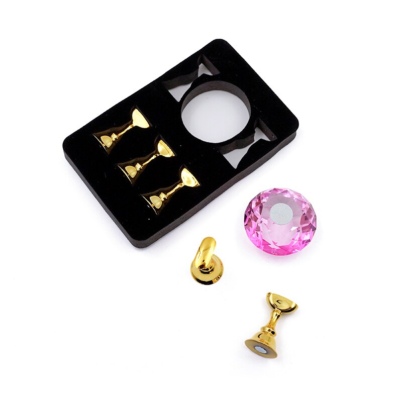 Ímanes dourados em forma de peão e peça rosa em forma de diamante em embalagem preta