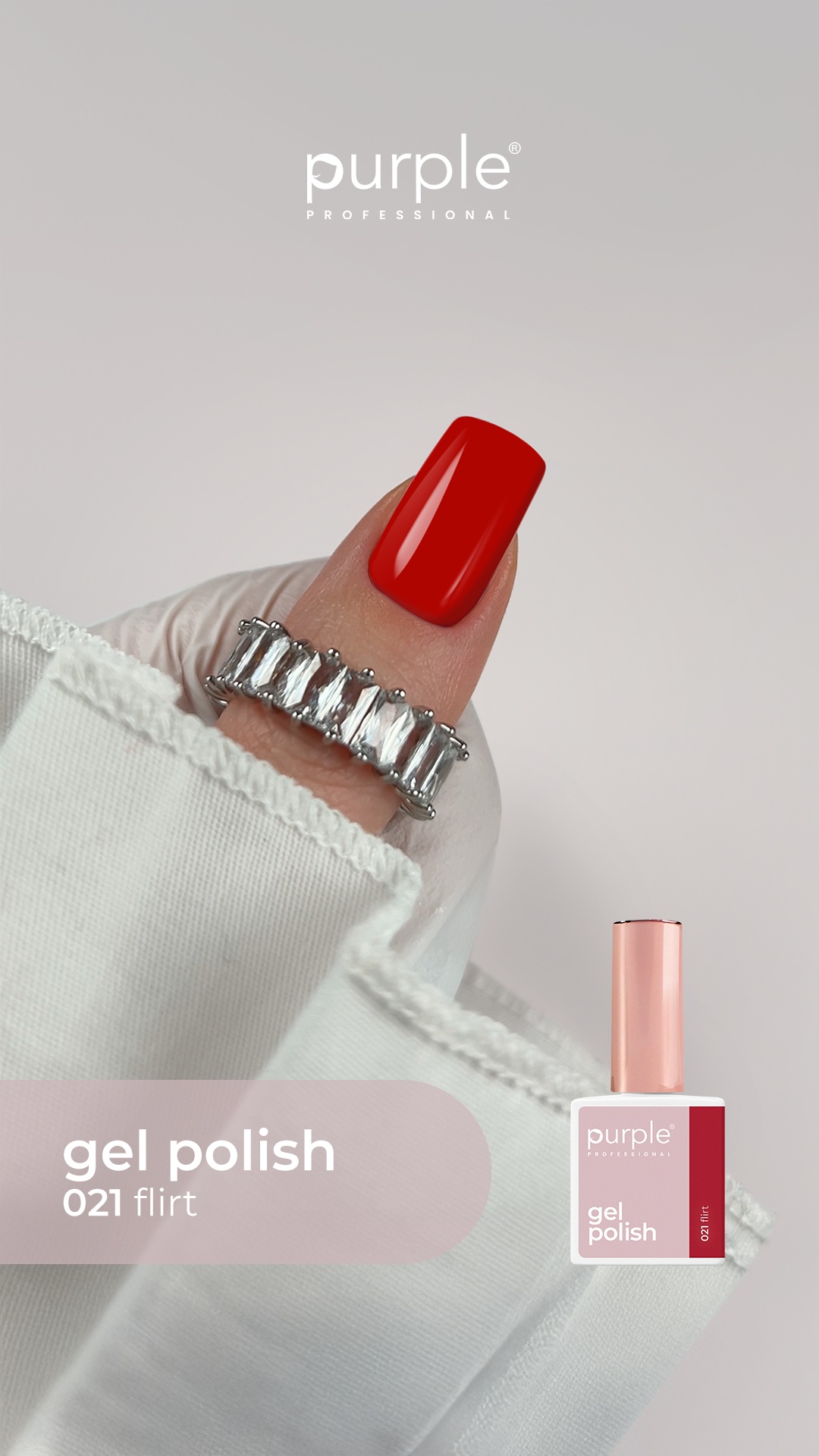 Unha com verniz gel vermelho brilhante e anel prateado, com texto e frasco de gel polish