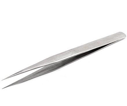 Pinça metálica prateada com pontas finas