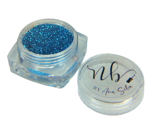 Frasco pequeno transparente com glitter azul e tampa com inscrição 'nb by Ana Silva'