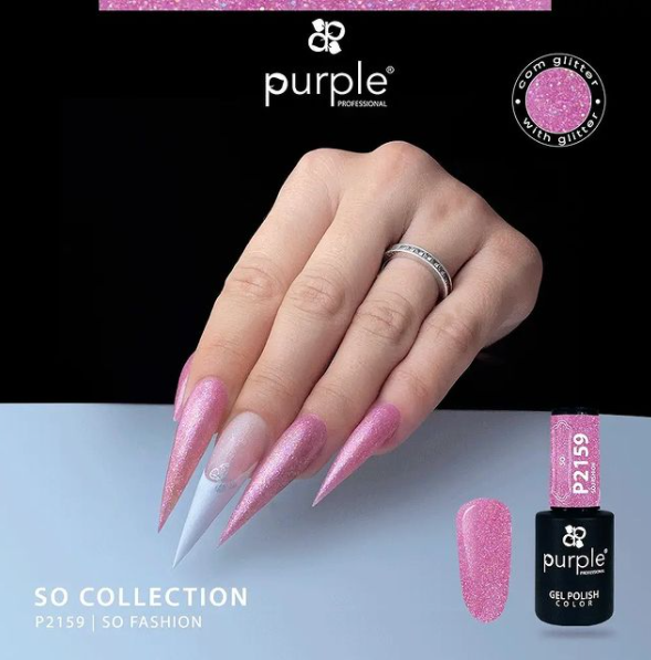 Mão com unhas longas pintadas com verniz gel rosa com glitter e branco, embalagem de verniz gel rosa com glitter Purple Professional P2159.