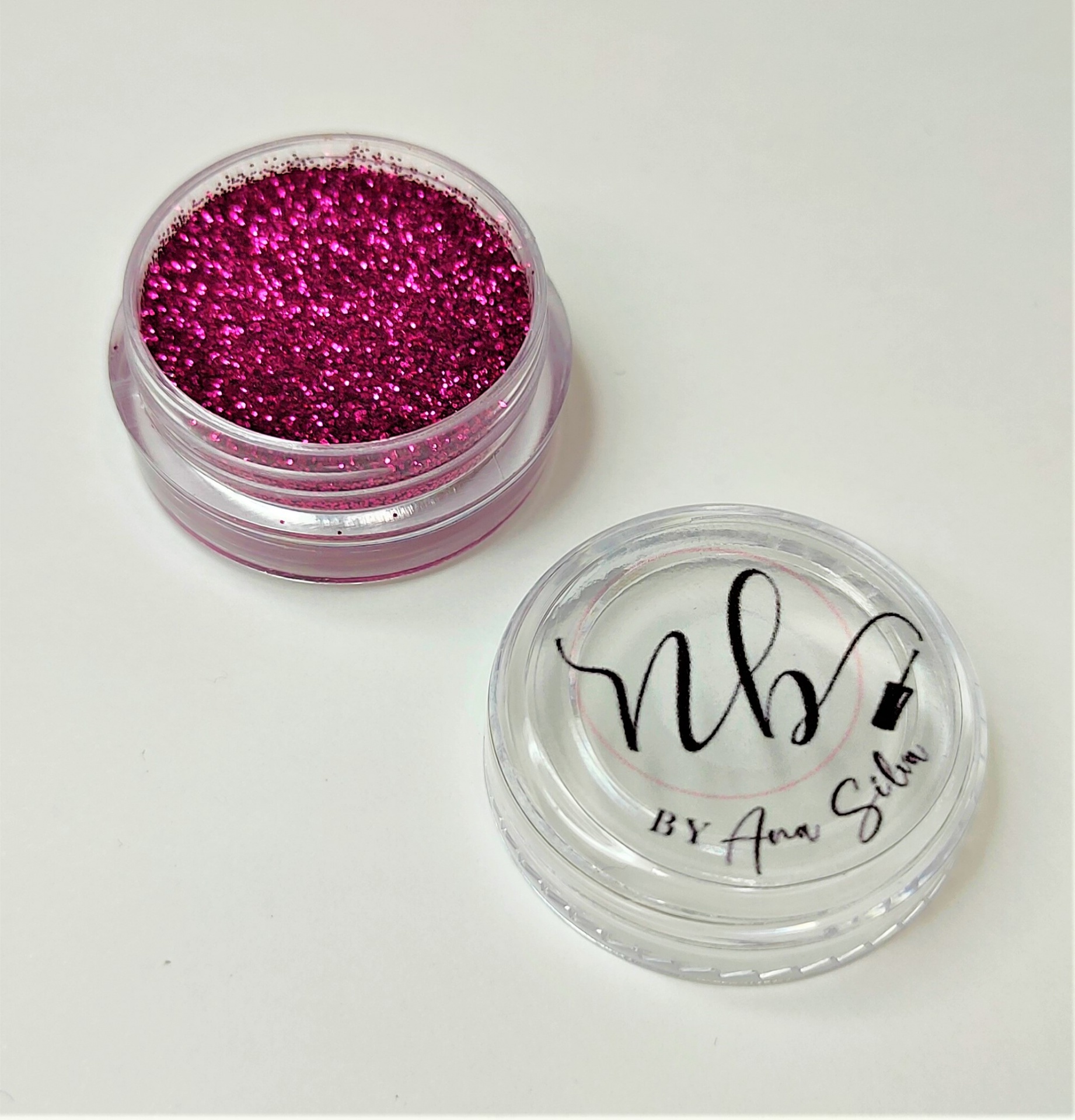 Pote pequeno com glitter cor de rosa e tampa com texto nb BY Ana Silva