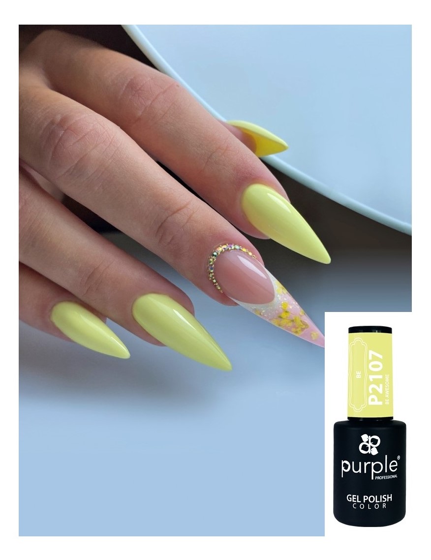 Mãos com unhas amarelas e decoração com verniz Purple P2107 amarelo.