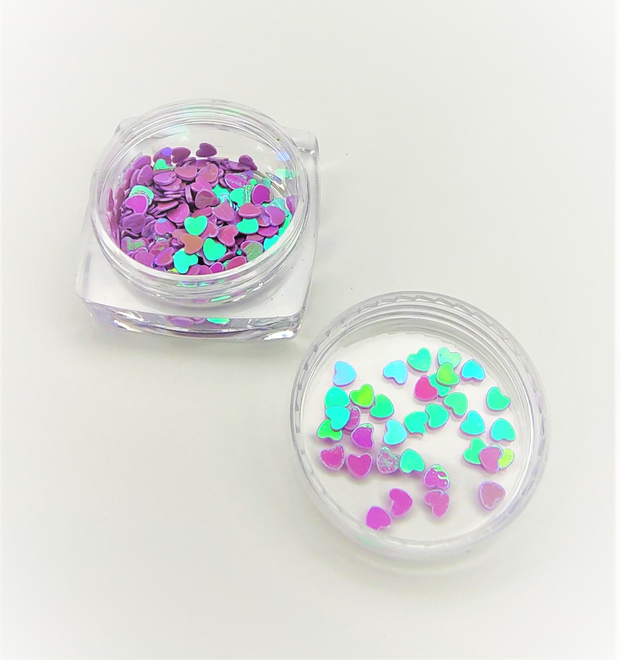 Pote transparente com confetes coloridos em forma de coração