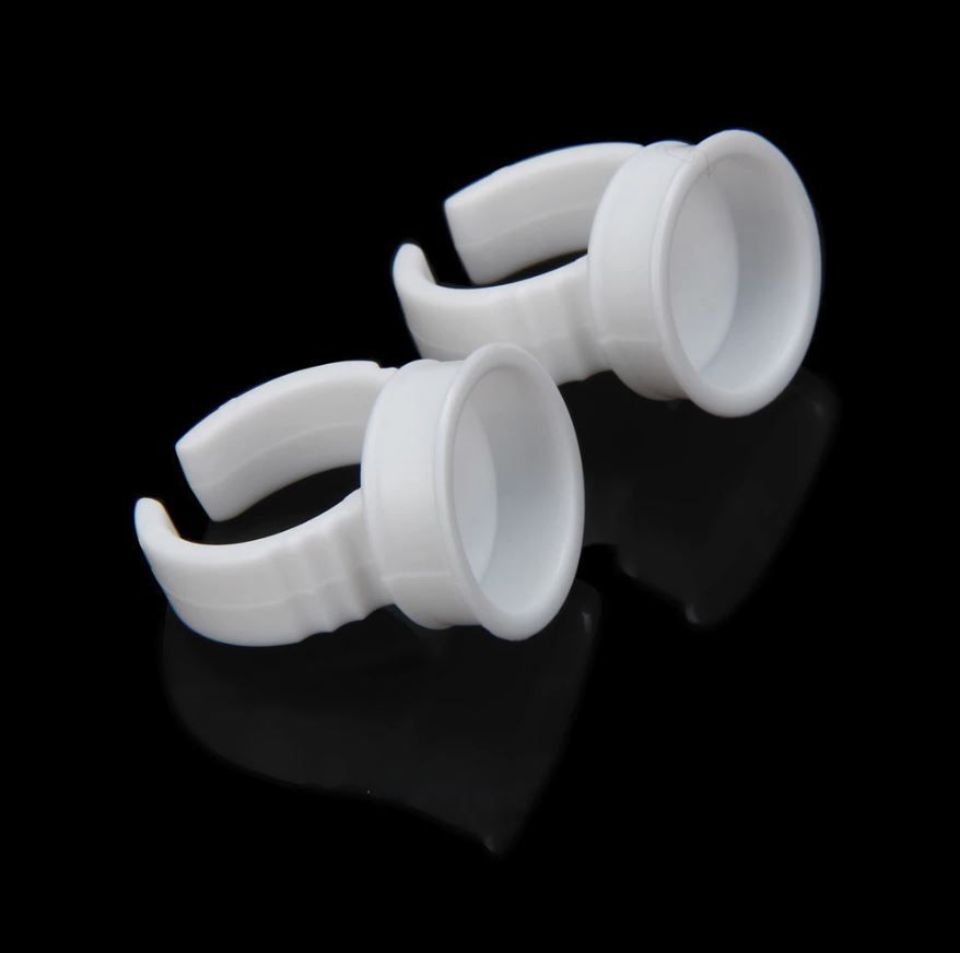 Anéis de plástico branco sobre fundo preto