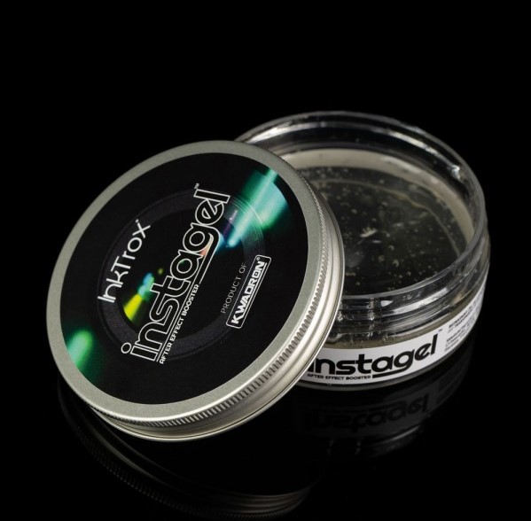 Frasco de geleia transparente com tampa metálica e etiqueta preta INSTAGEL