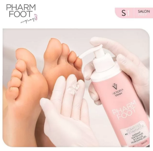 Creme PHARM FOOT para os pés em embalagem rosa e branca aplicado em pés por mãos com luvas brancas.